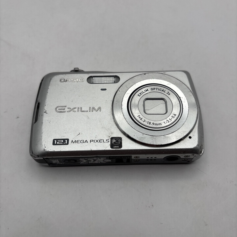 Casio EXILIM ZOOM EX-Z35 12.1MP Digital Camera - Silver 3x Optical 2.6" LCD‎